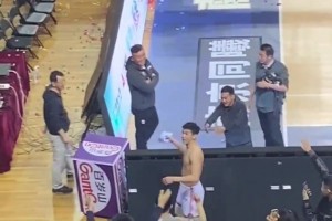 夸張！人才儲(chǔ)備溢出！南蘇丹籃球場(chǎng)都是身高接近2米2的天賦怪！