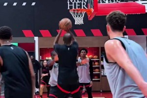 你倆訓(xùn)練二人轉(zhuǎn)??！小賈巴里點(diǎn)飛申京，再助攻KD中投命中