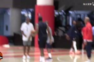 防守大隊(duì)！歐文場(chǎng)邊指導(dǎo)，弗拉格濃眉克萊訓(xùn)練營(yíng)5v5！