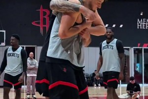 老弟給點(diǎn)面子！申京隔扣&顏射亞當(dāng)斯 被海王鎖喉“裸絞”??