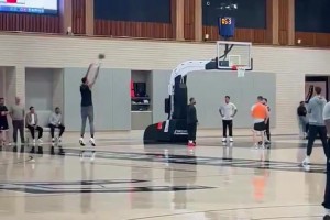 和籃筐高度一比，文班這身高太恐怖了??這孩子還在猛練三分