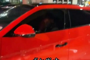 東契奇的生活也是很無(wú)聊的，獨(dú)自在蘭博基尼里刷手機(jī)