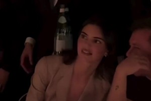 布克看了會后悔嗎？詹娜性感穿著與男性友人親密交談