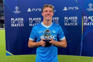 曼聯(lián)出品必屬精品！霍伊倫當(dāng)選全場(chǎng)領(lǐng)取獎(jiǎng)杯??