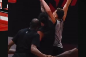 同樣打法勁爆，為何韋德比威少多傷？楊毅：因?yàn)轫f德變向更多