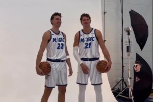 哥倆好！大瓦想牽小瓦的手結(jié)果被拒絕哈哈！