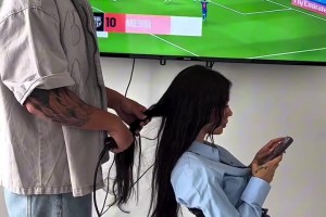 旺達(dá)和小男友在路上被記者采訪：你倆還像之前那樣愛對方嘛~