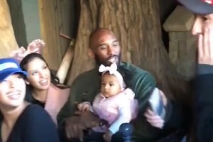 還是真愛！濃眉為湖人球迷球衣簽名