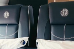 新賽季新氣象??！獨(dú)行俠專機(jī)新裝潢，歐文濃眉克萊都驚了~