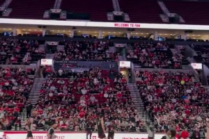 強(qiáng)勢回應(yīng)！楊瀚森擋拆順下，迎著克林根正面上籃打板2+1！