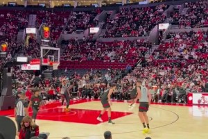 啊這？楊瀚森籃下卡位遭到克林根肘擊，倒地后緩緩起身！