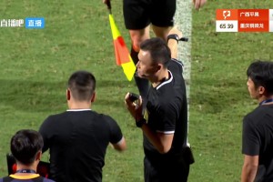 離譜！銅梁龍球員踢到對(duì)手肚子，裁判耳麥?zhǔn)ъ`VAR黑屏最終無點(diǎn)球