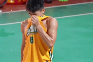 中鋒位置正面較量！楊瀚森利用腳步強(qiáng)吃克林根，碾到籃下得分！