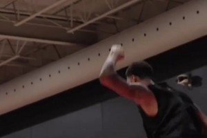 小賈也開始玩空接了！阿門送出妙傳，小賈拍馬趕到輕松扣籃