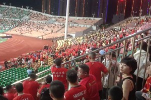 打起來了！廣西平果和重慶銅梁龍球迷爆發(fā)沖突??