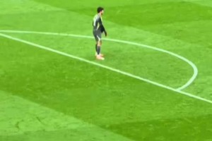 現(xiàn)場的曼聯(lián)球迷向拉門斯高唱：你是偽裝的舒梅切爾嗎？