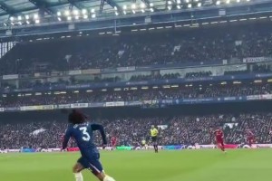 整場(chǎng)比賽庫庫雷利亞像獵豹一樣盯著薩拉赫??