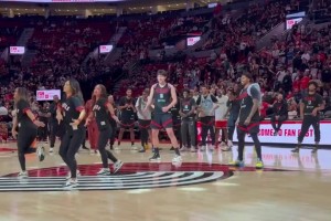 太可愛了??開拓者球迷嘉年華，楊瀚森背書包學(xué)跳舞