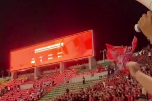 重慶銅梁龍全隊(duì)賽后慶祝獲勝！廣西球迷怒罵：你們好意思慶祝？