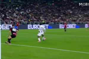 錯失良機！戴維門前絕佳良機射門竟離譜滑倒了！