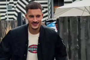 頸椎骨折的中甲外援和藹可親見誰都笑，小球迷要求拍照簽名都滿足