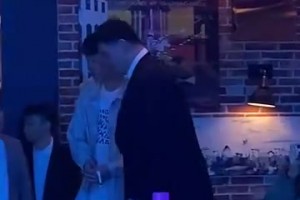 中國男籃的過去與現(xiàn)在！名場面：姚明把楊瀚森介紹給韋德！