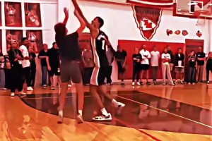 哈登這個操作真是百看不厭！NBA球星vs普通人時刻！