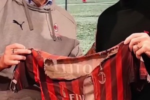 一件最動(dòng)人的米蘭球衣…