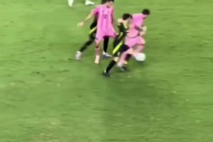 梅西：不在乎你是否站在我身邊，我一樣會(huì)過掉你??