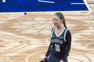 吉娜穿籃網(wǎng)球衣在場(chǎng)邊，真是便宜郎朗那小子了??