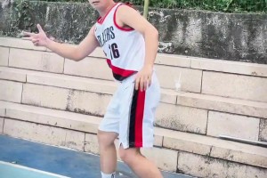 詹姆斯現(xiàn)場教學(xué)杜蘭特勾手投籃，場面很歡樂??