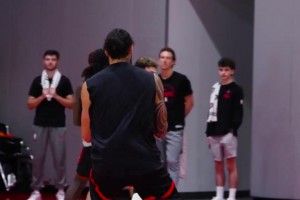 哇塞！阿門這記傳球也太帥了！大手一揮助攻申京暴扣得手！