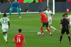 B席這打門太抽象了！C羅遠(yuǎn)射擊中立柱，B席補(bǔ)射空門竟打偏了！