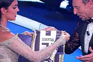 喬治娜和喜劇演員拿意大利國家德比玩梗，臺(tái)下C羅微笑鼓掌??