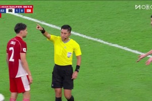 你怎么看？馬寧示意印尼進攻越位，判罰伊拉克球員肘擊出示紅牌