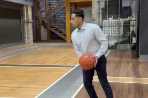 名記Shams爆料雄鹿簽下字母弟，順便展示了一下自己的球技??