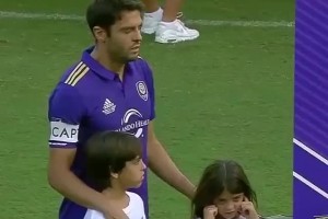 那一天，卡卡結束了自己 16 年的傳奇生涯，依依不舍地告別了足球