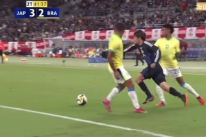 伊東純也面對巴西雙人防守，過人突破真自信啊