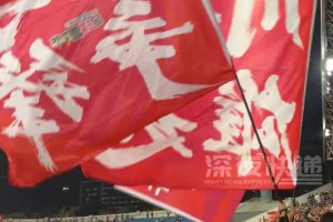 燃動全場!“川超”成都迎戰(zhàn)廣安，現(xiàn)場球迷振奮高喊:成都雄起!
