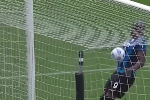 ??名場面！盧卡庫：人在門前站，進球天上來！