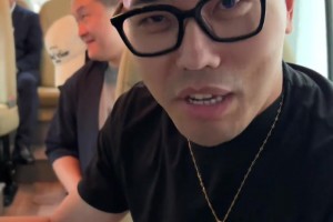 馬哥！馬布里幫助說車的小宇拿到卡特親簽：這聲馬哥不能白叫~