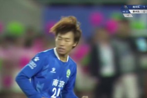 泰山先拔頭籌！黃政宇禁區(qū)外遠射破門隨后一路滑跪怒吼??