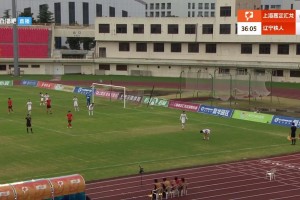 脾氣夠大！中甲球員不滿判罰一腳踢斷角旗桿導(dǎo)致比賽中斷5分鐘