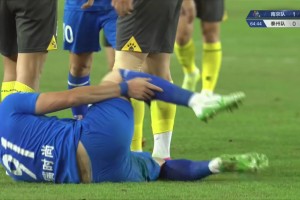 ??啊這！前中超球員馮伯元蘇超賽場(chǎng)爭(zhēng)搶時(shí)擊打?qū)κ置娌咳军S！