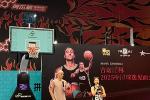 48歲的吉諾比利中國行活動，身旁站著一位女主持人姐姐