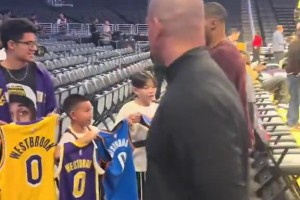 啊這！威少給小球迷簽了雷霆和火箭球衣，略過了湖人球衣??