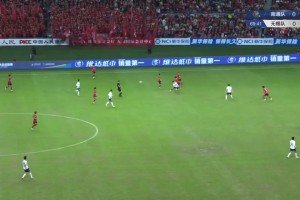 蘇超球員不惜冒受傷風(fēng)險(xiǎn)對(duì)腳，央視解說(shuō)嘉遠(yuǎn)贊嘆：雙方真拼啊??