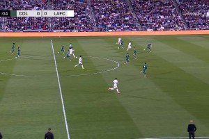 太降維打擊了??！孫興慜1v2盤帶戲耍對手爆射破門，10場9球