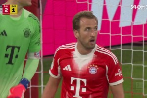 當(dāng)?shù)之?dāng)媽！凱恩回防飛鏟化解射門！本場(chǎng)踢中鋒踢中場(chǎng)又當(dāng)后衛(wèi)！