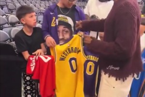 唯獨不簽湖人！威少給球迷簽球衣，對昔日球隊的喜惡顯而易見??